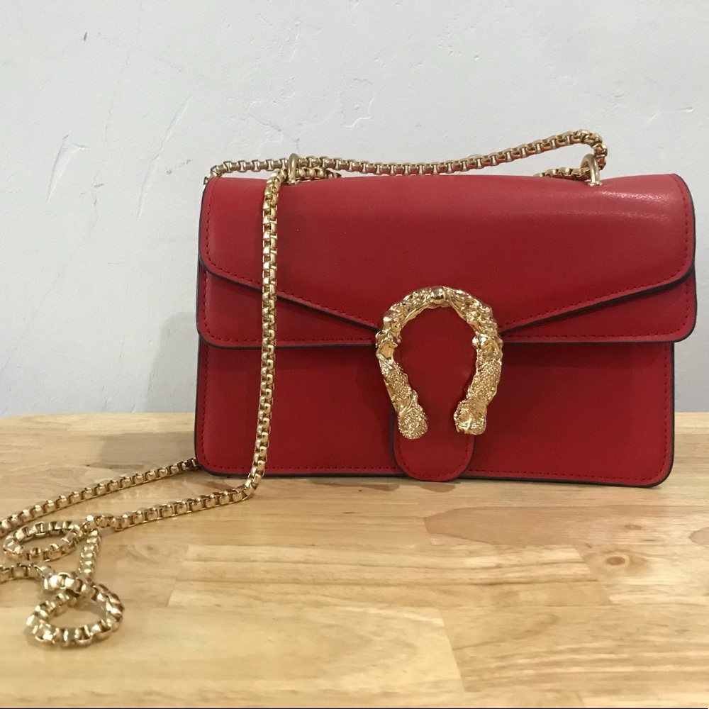 ❣️Red leather inspired gold chain fashion purse❣️